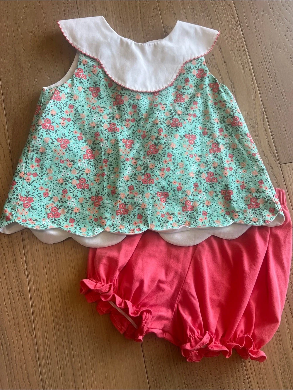 Size 18 month. True-adorable set!